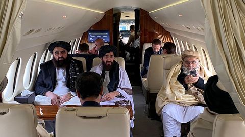 Eine Delegation von Taliban sitzen in einem Privatflugzeug auf dem Weg nach Norwegen
