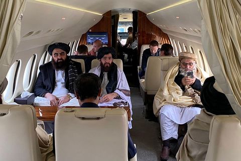 Eine Delegation von Taliban sitzen in einem Privatflugzeug auf dem Weg nach Norwegen