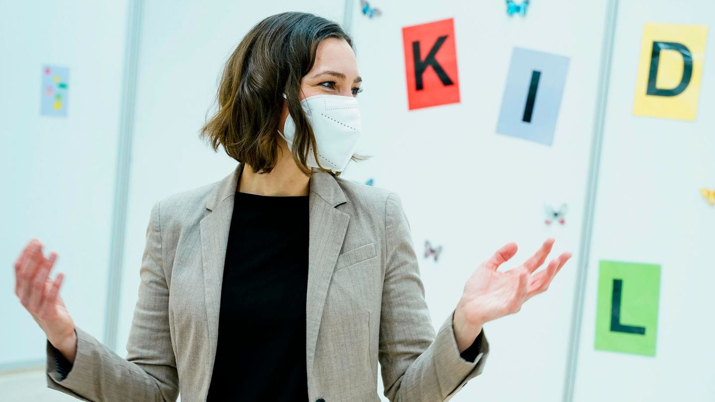 Bundesfamilienministerin Anne Spiegel beim Besuch einer Corona-Impfstraße für Kinder in Heidelberg