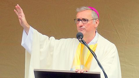 Erzbischof Stefan Heße begrüßt seine Gemeinde