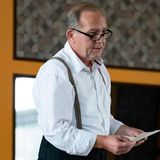 Am Ende der sechs Folgen wartet auf die Familienmitglieder - und auf die Zuschauer - noch eine faustdicke Überraschung: Frank (Uwe Preuss) hat etwas zu verlesen, das vieles des zuvor Geschehenen auf den Kopf stellt.  Der Sechsteiler "Das Begräbnis" startet am 25. Januar mit einer Doppelfolge um 22.50 Uhr in der ARD. Weitere Folgen jeweils dienstags am späten Abend. Alle Folgen gibt es bereits jetzt in der ARD-Mediathek