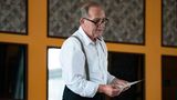 Am Ende der sechs Folgen wartet auf die Familienmitglieder - und auf die Zuschauer - noch eine faustdicke Überraschung: Frank (Uwe Preuss) hat etwas zu verlesen, das vieles des zuvor Geschehenen auf den Kopf stellt.  Der Sechsteiler "Das Begräbnis" startet am 25. Januar mit einer Doppelfolge um 22.50 Uhr in der ARD. Weitere Folgen jeweils dienstags am späten Abend. Alle Folgen gibt es bereits jetzt in der ARD-Mediathek