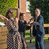 Gaby (Catrin Striebeck) ist die zweite Ehefrau des Verstorbenen - und bringt mit ihrem selbstherrlichen Verhalten einige der Gäste gegen sich auf. Carsten (Martin Brambach, r.) verschwindet zwischendurch und holt sein Gewehr. Mario Meurer und seine Frau Anna können ein Blutbad gerade noch verhindern. "Das Begräbnis" hält viele Überraschungen bereit. Ständig kann die Situation ins Komische oder Dramatische kippen. Gerade weil sämtliche Dialoge improvisiert sind, weiß der Zuschauer nie, was ihn als nächstes erwartet.