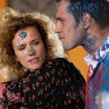 Eben diese zweite Frau Gaby bekam mit dem Verstorbenen zwei weitere Söhne, darunter den Künstler Kevin (Enno Trebs), der den Tod seines Vaters auf der Beerdigung mit einem Kunsthappening verarbeitet. Seine neue Freundin Lola (Adina Vetter) ist allerdings die Einzige, die an der künstlerischen Trauerbewältigung Gefallen findet.