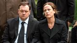 Natürlich geht es vor allem um die Erbschaft: Mario Meurer (Charly Hübner) hat den Sanitärbetrieb seines Vaters rührend fortgeführt. Jetzt rechnet er damit, dass ihm die Firma im Testament zugesprochen wird. Seine Schwester Sabine (Claudia Michelsen) ist noch zu DDR-Zeiten in den Westen ausgewandert, nach langer Zeit besucht sie nun ihre alte Heimat im mecklenburgische Ort Lassahn. In vielen Erzählsträngen werden die Verwerfungen der deutsch-deutschen Geschichte eingeflochten und auch die Probleme der Nachwendezeit angesprochen.