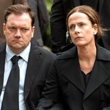 Natürlich geht es vor allem um die Erbschaft: Mario Meurer (Charly Hübner) hat den Sanitärbetrieb seines Vaters rührend fortgeführt. Jetzt rechnet er damit, dass ihm die Firma im Testament zugesprochen wird. Seine Schwester Sabine (Claudia Michelsen) ist noch zu DDR-Zeiten in den Westen ausgewandert, nach langer Zeit besucht sie nun ihre alte Heimat im mecklenburgische Ort Lassahn. In vielen Erzählsträngen werden die Verwerfungen der deutsch-deutschen Geschichte eingeflochten und auch die Probleme der Nachwendezeit angesprochen.