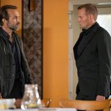 Der gemeinsame Bruder Thorsten (Devid Striesow) ist vor langer Zeit in die USA ausgewandert. Vor der Familie mimt er den erfolgreichen Geschäftsmann. Dabei steckt er tief in den roten Zahlen: Auf der Beerdigung taucht sogar ein mysteriöser Geldeintreiber (Aleksandar Jovanovic, l.) auf.