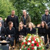 Der Sanitärunternehmer Wolf-Dieter Meurer ist tot. In sechs Folgen erzählt "Das Begräbnis" (ab Dienstag, 22.50 Uhr im Ersten) vom Tag seiner Beerdigung. Dort kommt die zerstrittene Familie nach langer Zeit wieder zusammen: Seine Kinder Mario (Charly Hübner), Sabine (Claudia Michelsen), Anna (Anja Kling, vordere Reihe v.l.) und Kevin (Enno Trebs, r.), sowie die beiden Ehefrauen Hildegard (Christine Schorn) und Gaby (Catrin Striebeck). Von Pietät haben die Trauergäste nicht viel gehört: Schon bald brechen alte Konflikte auf.