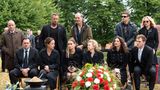 Der Sanitärunternehmer Wolf-Dieter Meurer ist tot. In sechs Folgen erzählt "Das Begräbnis" (ab Dienstag, 22.50 Uhr im Ersten) vom Tag seiner Beerdigung. Dort kommt die zerstrittene Familie nach langer Zeit wieder zusammen: Seine Kinder Mario (Charly Hübner), Sabine (Claudia Michelsen), Anna (Anja Kling, vordere Reihe v.l.) und Kevin (Enno Trebs, r.), sowie die beiden Ehefrauen Hildegard (Christine Schorn) und Gaby (Catrin Striebeck). Von Pietät haben die Trauergäste nicht viel gehört: Schon bald brechen alte Konflikte auf.