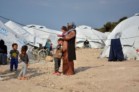Flüchtlinge in einem Auffanglager auf Lesbos