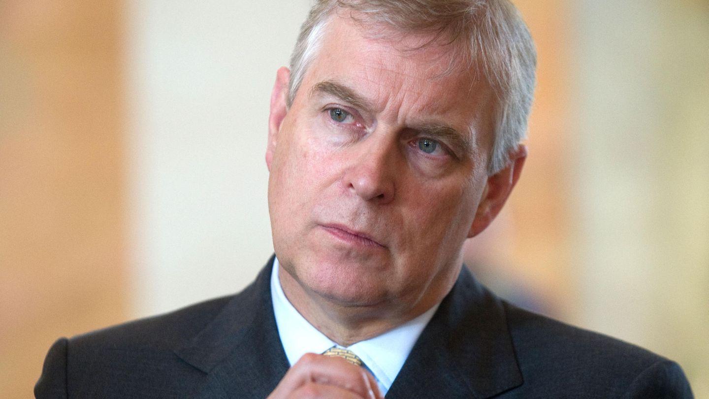 Prinz Andrew blickt ernst