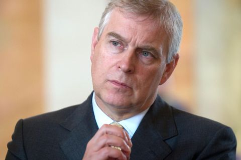 Prinz Andrew blickt ernst
