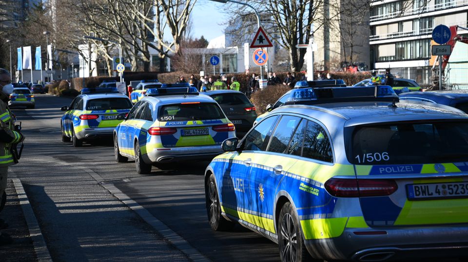 Fahrzeuge der Polizei stehen am Gelände der Heidelberger Universität