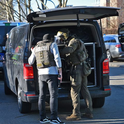 Mitglieder des SEK stehen am Gelände der Heidelberger Universität