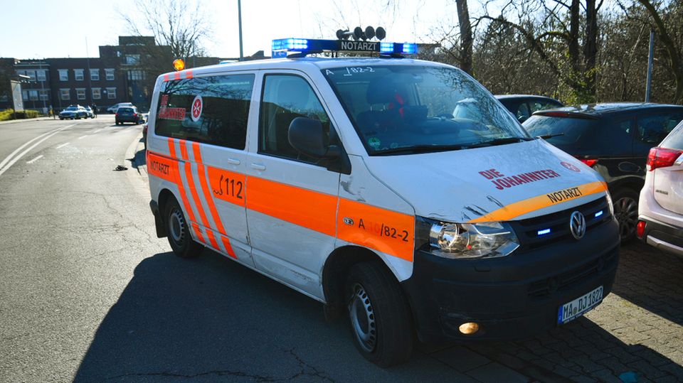 Ein Notarzt-Wagen steht am Gelände der Heidelberger Universität