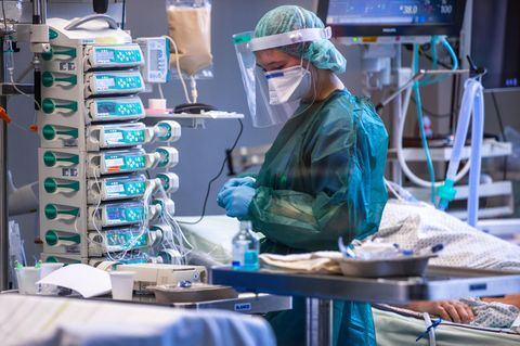 Debatte um Impfpflicht: Eine Intensivschwester betreut einen Patienten.
