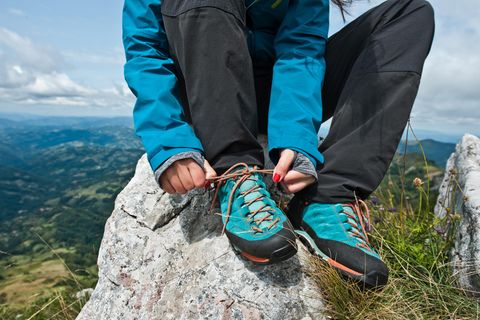 Eine Frau trägt leichte Wanderschuhe