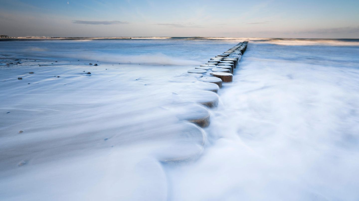Horizonterweiterung am Meer: Buhne in Wind und Schnee: Langzeitbelichtung am winterlichen Ostseestrand. Buhne in Wind und Schnee: Langzeitbelichtung am winterlichen Ostseestrand.