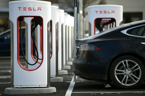 Ein Tesla-Auto parkt an einer Ladestelle