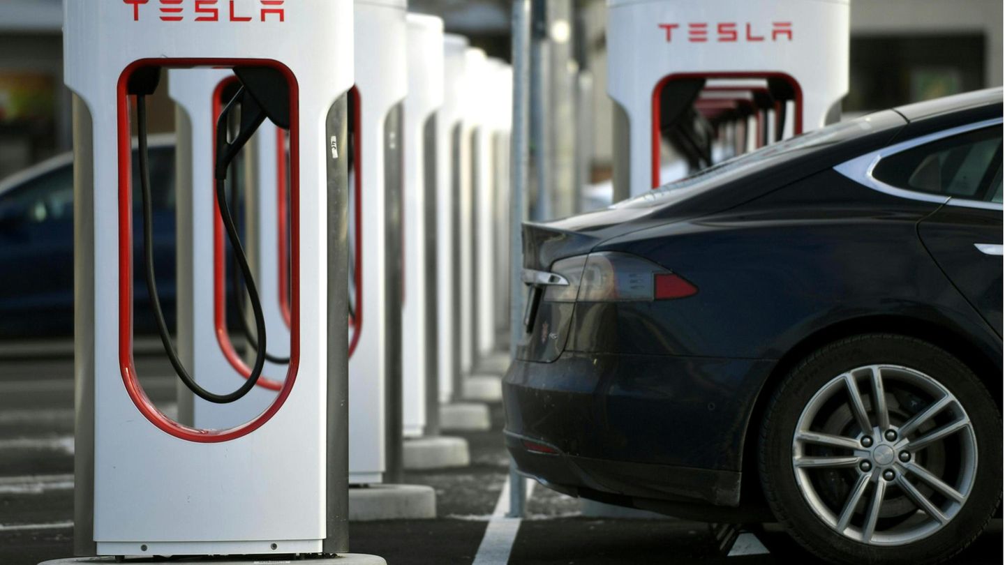 Ein Tesla-Auto parkt an einer Ladestelle