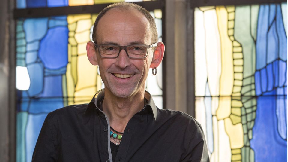  "Das Versteckspiel hat mich ausgesaugt, es kostete Kraft", sagt Rainer Teuber. Vor zwei Jahren hat er sich in seinem Bistum geoutet. Nun unterstützt er die Kampagne #OutInChurch