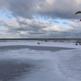 Sportliche Betätigung im Winter am Meer: Ob Strandspaziergänge oder Kitesurfen, wie hier am Strand von Travemünde.