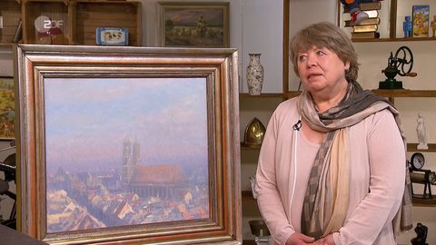Petra Böckly steht im Studio von Bares für Rares neben ihrem Gemälde.