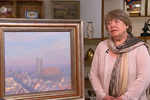 Petra Böckly steht im Studio von Bares für Rares neben ihrem Gemälde.