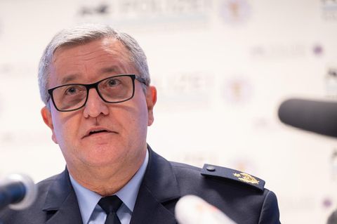 Siegfried Kollmar, Polizeipräsident des Polizeipräsidium Mannheim, spricht während einer Pressekonferenz zum Amok-Lauf in Heidelberg