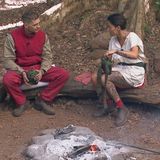 Dschungelcamp 2022, Tag 4: Auch nach langen Nächten kommt schließlich der Morgen. Und wird von Jasmin Herren und Eric Stehfest am Lagerfeuer mit einer Lästerrunde eingeläutet.