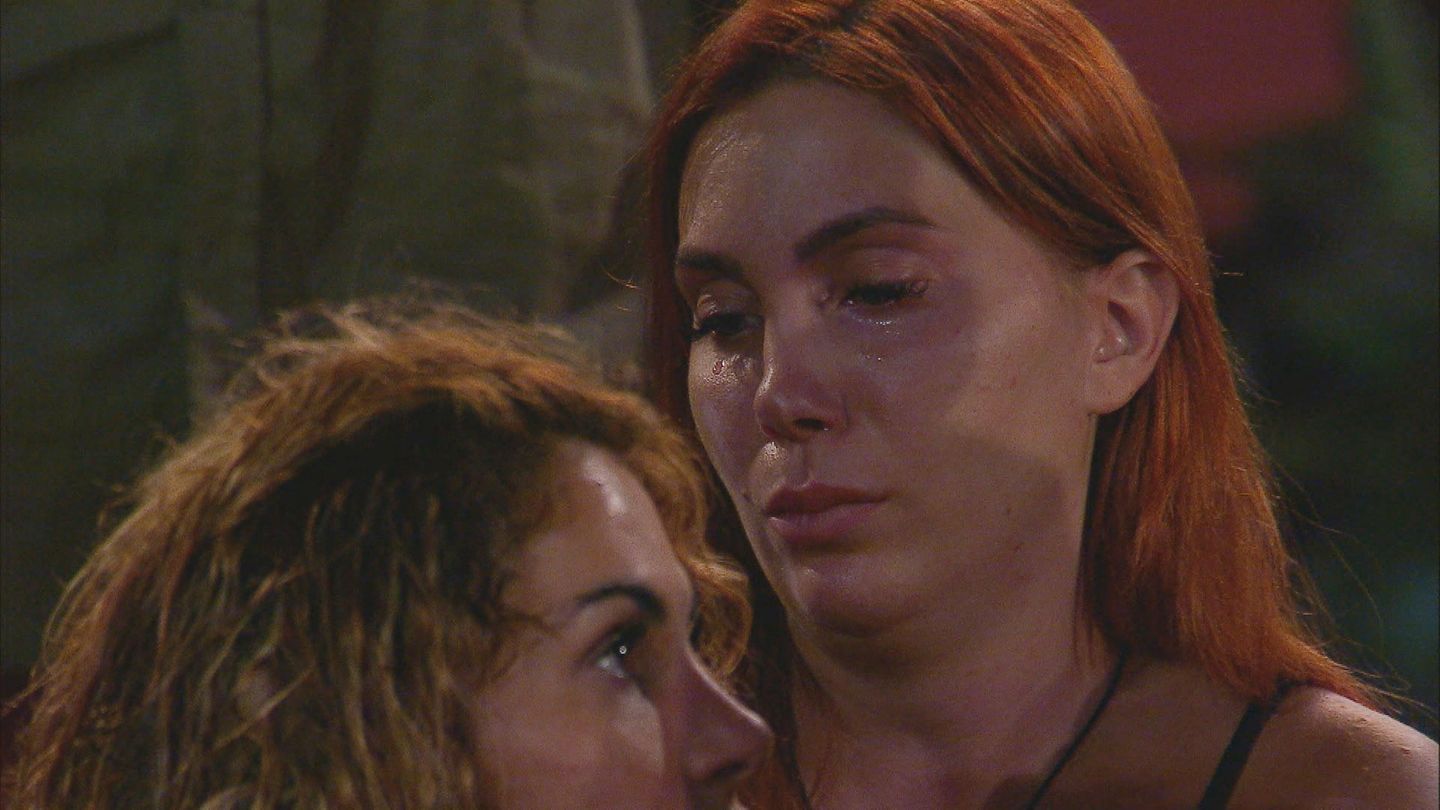 Dschungelcamp 2022, Tag 4: Tara weint sich bei Yasmina aus – kurz bevor die wegen ihrer rassistischen Beleidigungen aus dem Camp fliegt.