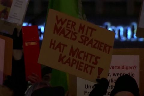 Video: Corona-Spaziergänger laufen unter starkem Gegenprotest durch Köln