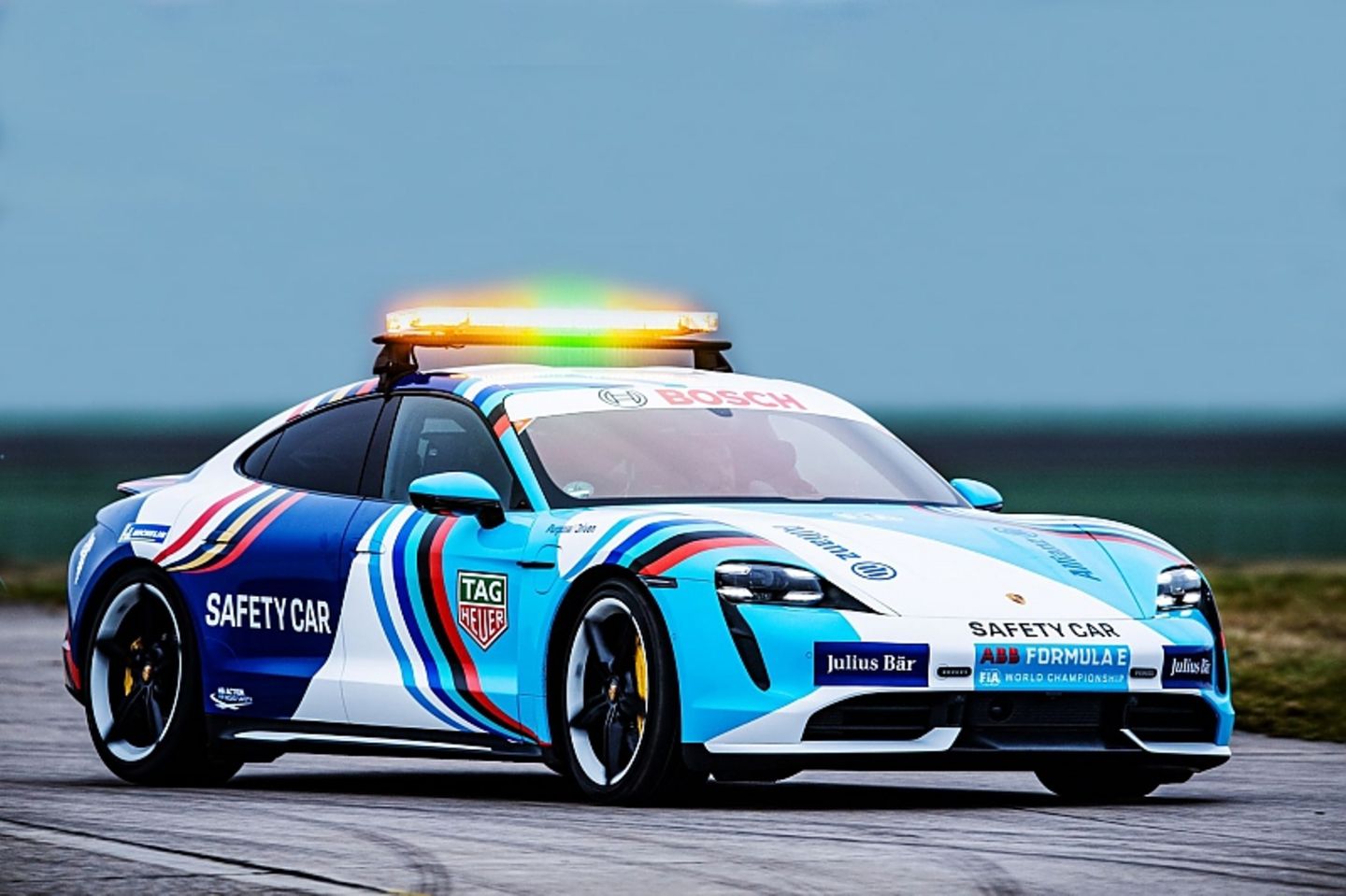 Das Formel E Safety Car ist ein Porsche Taycan
