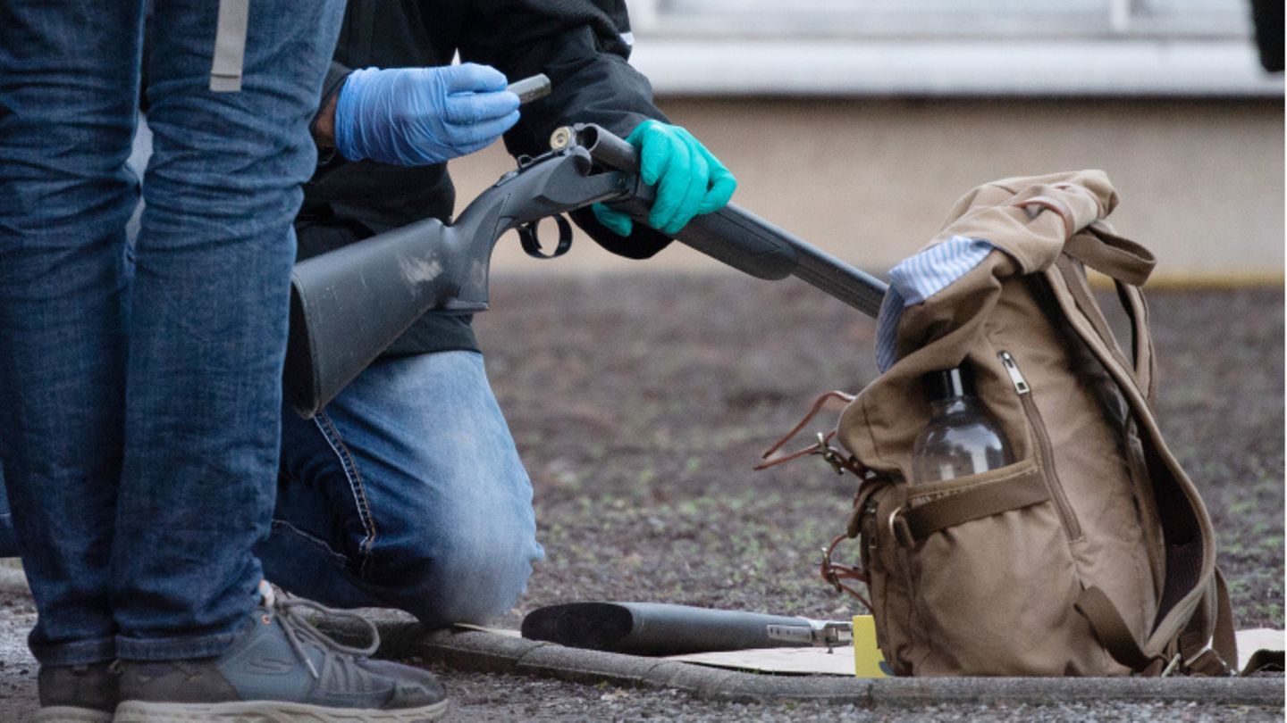Heidelberg: Polizeibeamte untersuchen auf dem Uni-Campus eine Waffe und einen Rucksack Heidelberg: Polizeibeamte untersuchen auf dem Uni-Campus eine Waffe und einen Rucksack