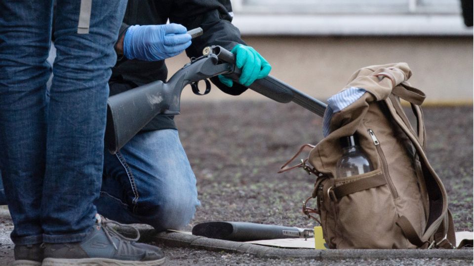 Heidelberg: Polizeibeamte untersuchen auf dem Uni-Campus eine Waffe und einen Rucksack