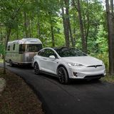 Ein Tesla Model X zieht den Airstream eStream