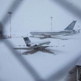 Eingeschneite Flugzeuge