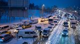 Verschneite autobahn in Istanbl