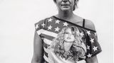 Eine Frau mit kurzen blonden Haaren und einem Taylor-Swift T-Shirt