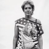 Eine Frau mit kurzen blonden Haaren und einem Taylor-Swift T-Shirt