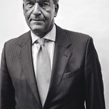 Ein Mann mittleren Alters in Anzug