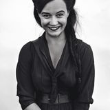 Eine junge Frau mit langem, zu einem Zopf geflochtenen, Haar