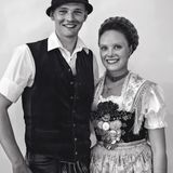 Ein junges Paar in Dirndl und Lederhosen