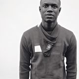 Ein schwarzer junger Mann mit einem Halstuch der Uni in Toledo