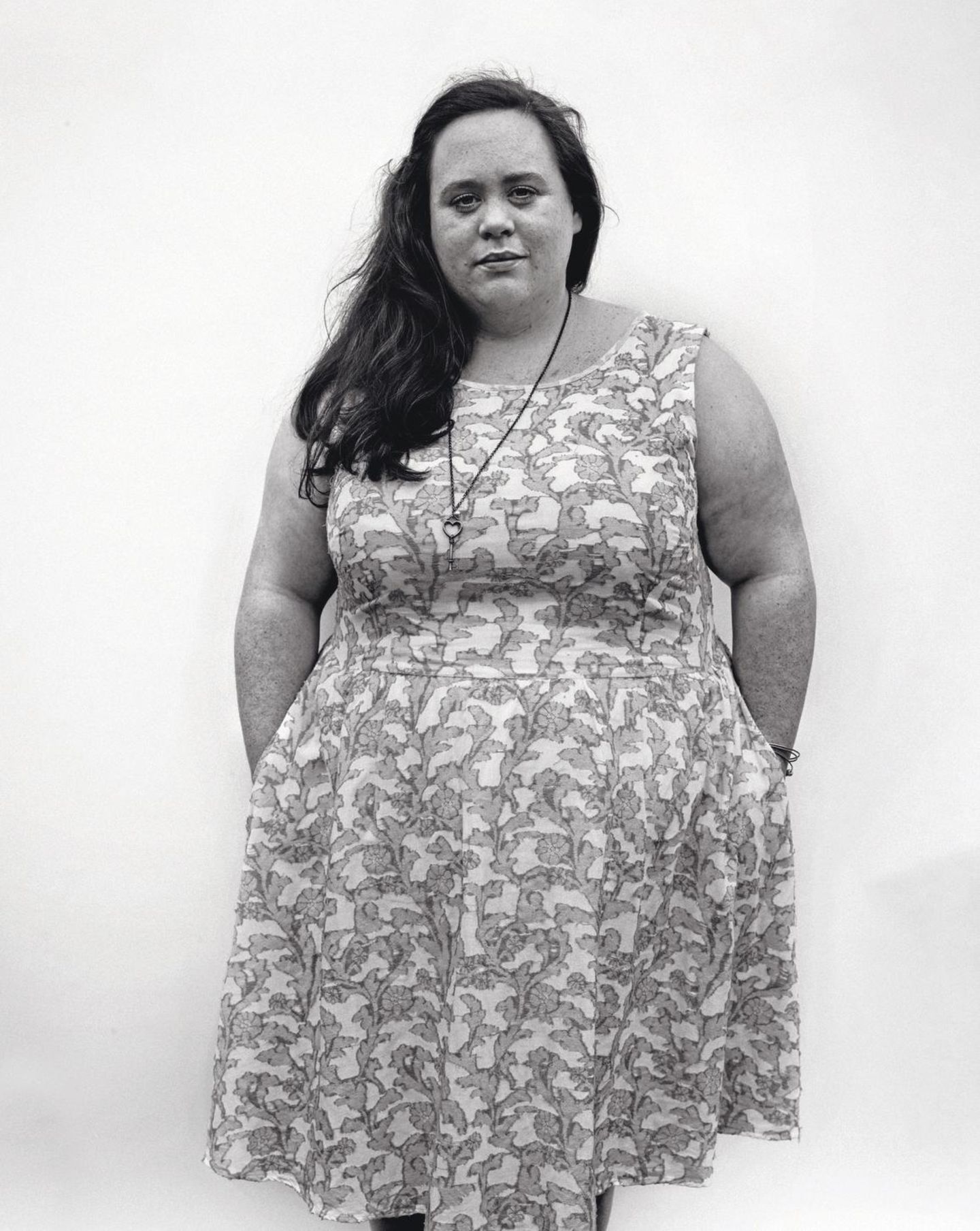 Eine junge Frau im Sommerkleid