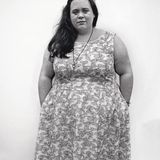 Eine junge Frau im Sommerkleid