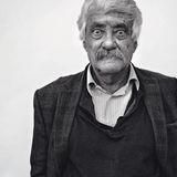 Ein alter Mann mit dichtem weißen Haar und großen Augen