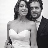 Ein junges Paar in Anzug und Hochzeitskleid