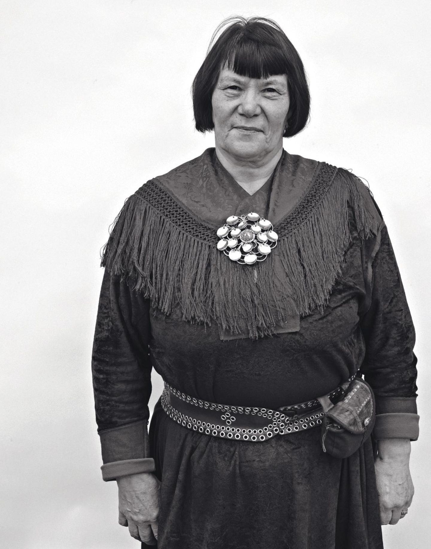 Faces of Europe: Fotoprojekt des Schweizer Fotografen Martin Rüschli zum Thema Europa. Foto zeigt: Maarit Paadar, Samifrau und Rentierfarmerin aus Solojärvi in FinnlandMaarit Paadar, 66, Rentierfarmerin kaksama@reindeerfarm.fi am See Solojärvi, au... Eine mittelalte Frau mit Pony und kinnlangen Haaren