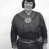 Eine mittelalte Frau mit Pony und kinnlangen Haaren